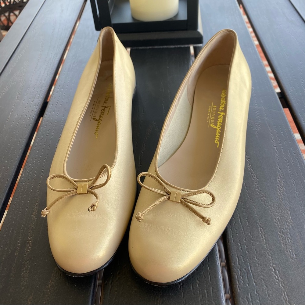 Salvatore Ferragamo gold cream shoes - Picture 1 of 11